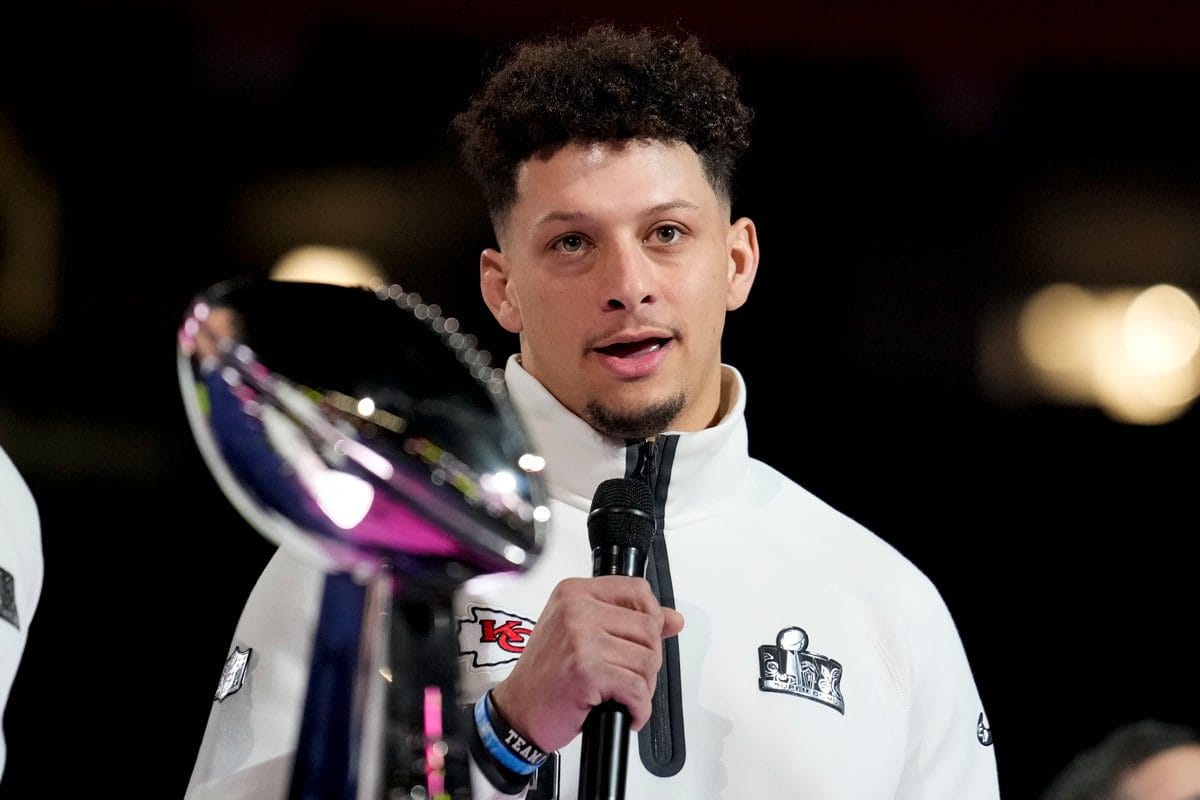 Patrick Mahomes’ Tense Response as Trump Surprises Super Bowl with Patrick Mahomes' Tense Response as Trump Surprises Super Bowl with Kelce's Bold Remarks!