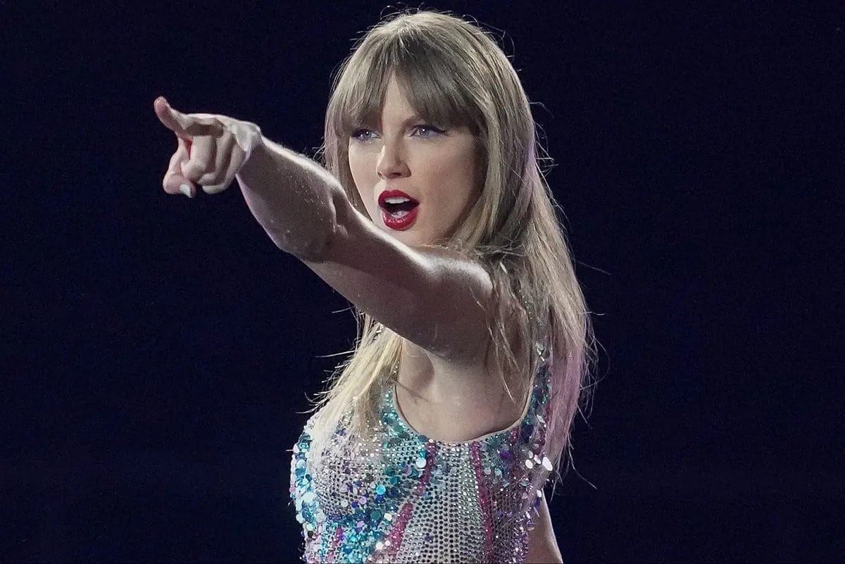 Unveiling the Mystery: The Deep Secret that Inspired Taylor Swift to Keep Travis Kelce in the Game!